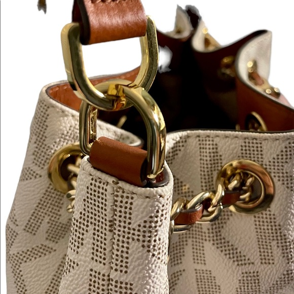 Michael Kors Leather Monogram Frankie Drawstring Purse and Matching Wallet - Picture 3 of 12